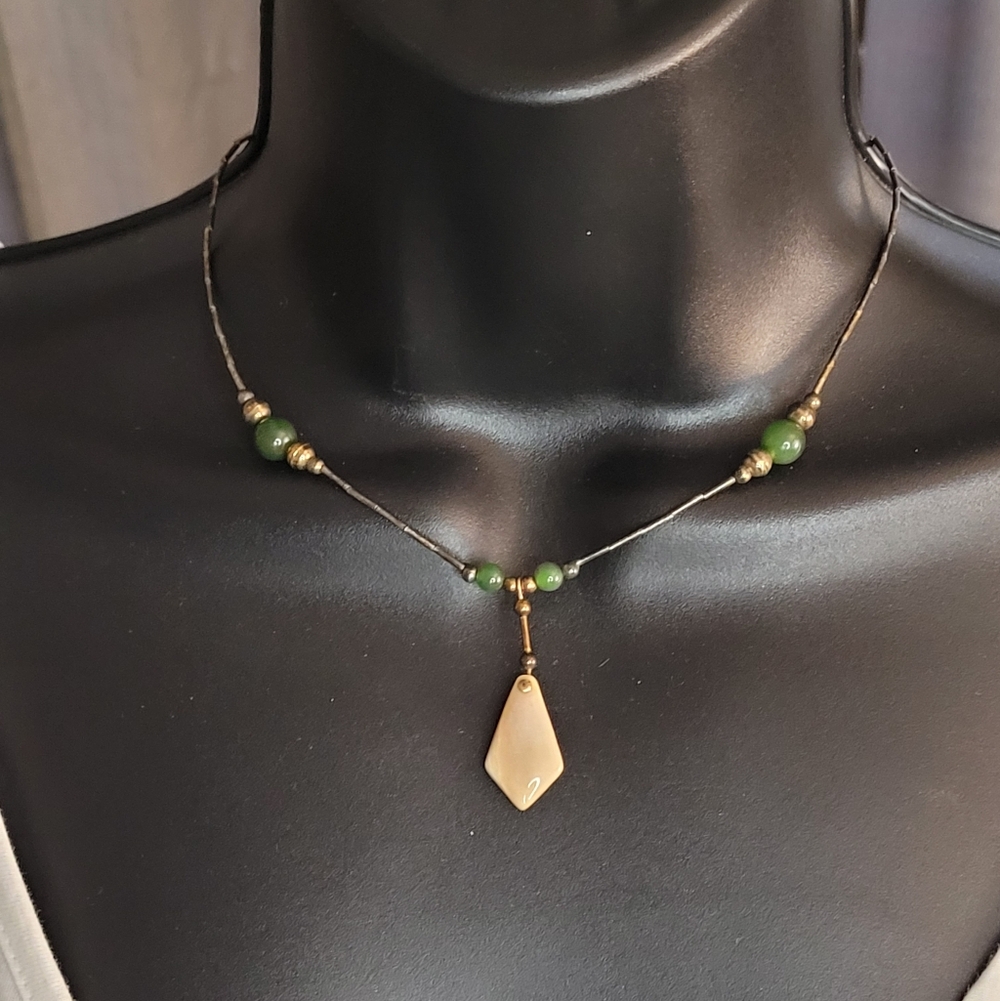 Elegant Green and Gold Pendant Necklace